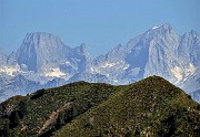 36 In lontanaza spuntano il Badile e il Cengalo (allo zoom )